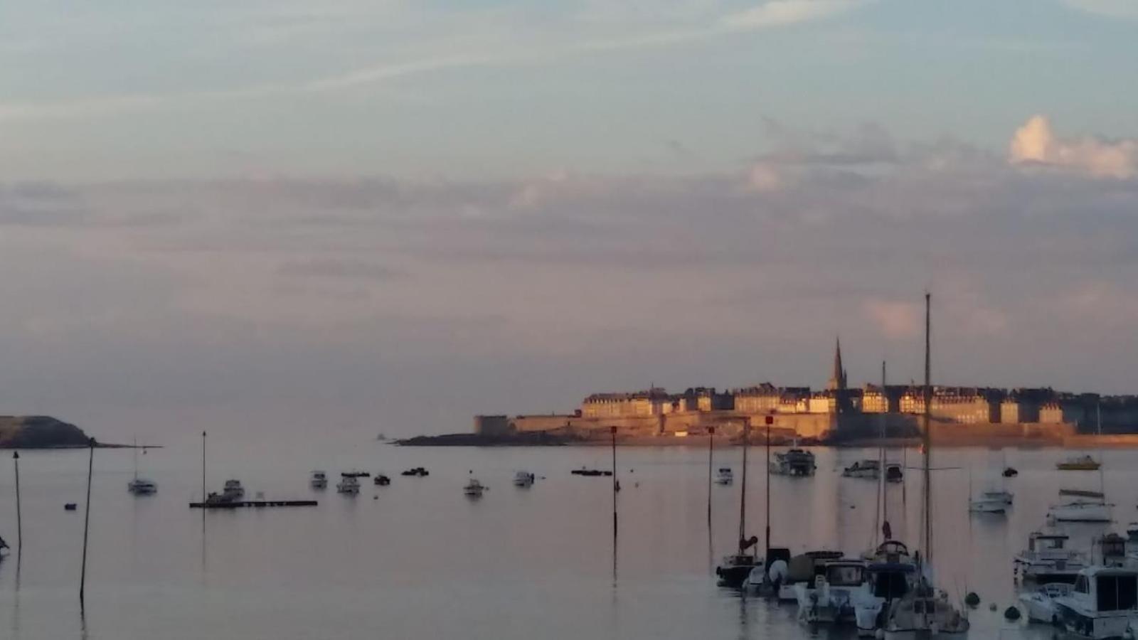 Loft Atypique Hyper Centre A 5Mn A Pied De La Plage De L'Ecluse 2 A 8 Personnes Dinard Bagian luar foto